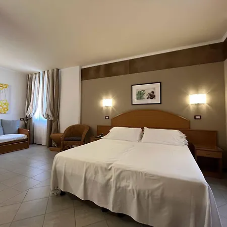 Regina 3*